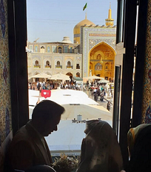 عکسی عاشقانه از حامد سلطانی و همسرش در کنار حرم امام رضا علیه السلام در اینستاگرام منتشر شد.