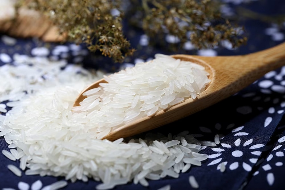 از بین بردن وزی مو از مهم‌ترین خواص آب برنج