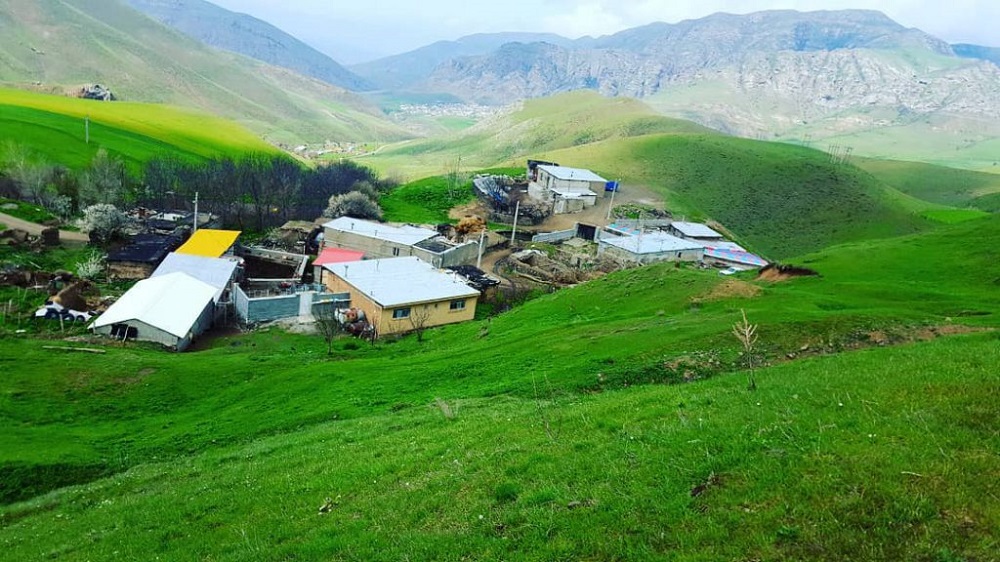 روستای کوهستانی خان کندی در تابستان آب و هوایی خنک دارد و در زمستان سرد و برفی است و بهترین زمان بازدید از این روستای زیبا بهار و تابستان است.