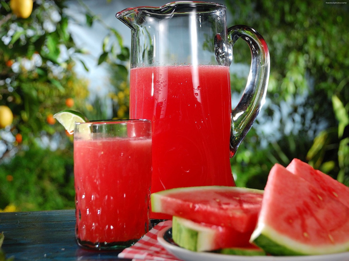 خنکی آب هندوانه در گرمای تابستان
