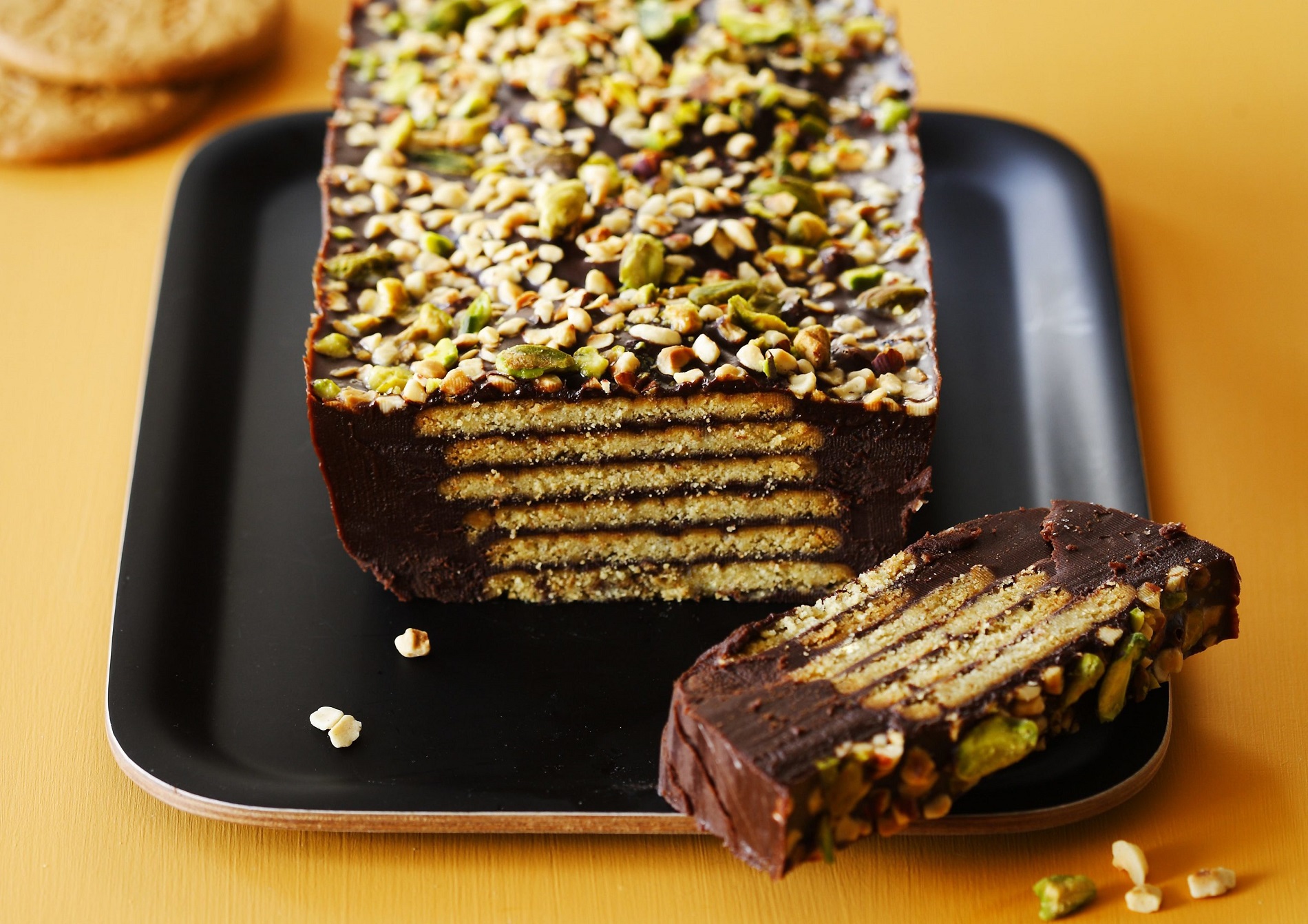 طرز تهیه کیک یخچالی شکلاتی بدون فر با بیسکویت ساقه طلایی