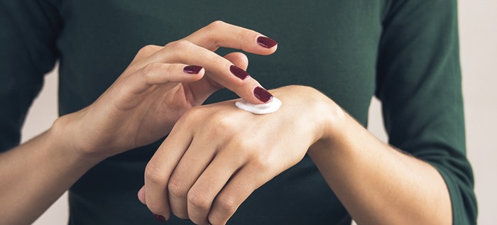 ۸ روش خانگی معجزه گر برای نرم شدن دست ها