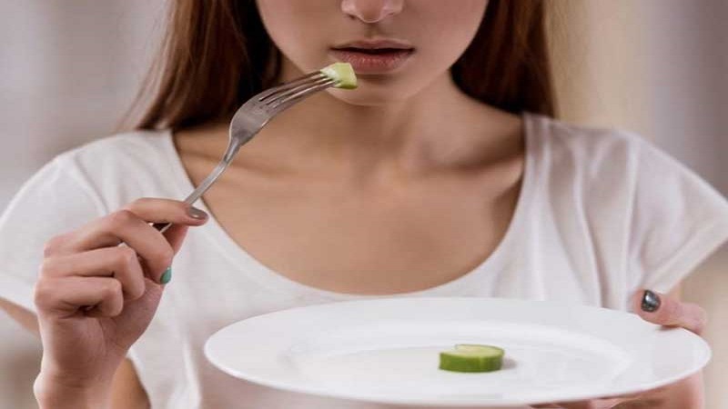 ۱۰ علامت در بدن که نشان می‌دهد به اندازه‌ی کافی غذا نمی‌خورید