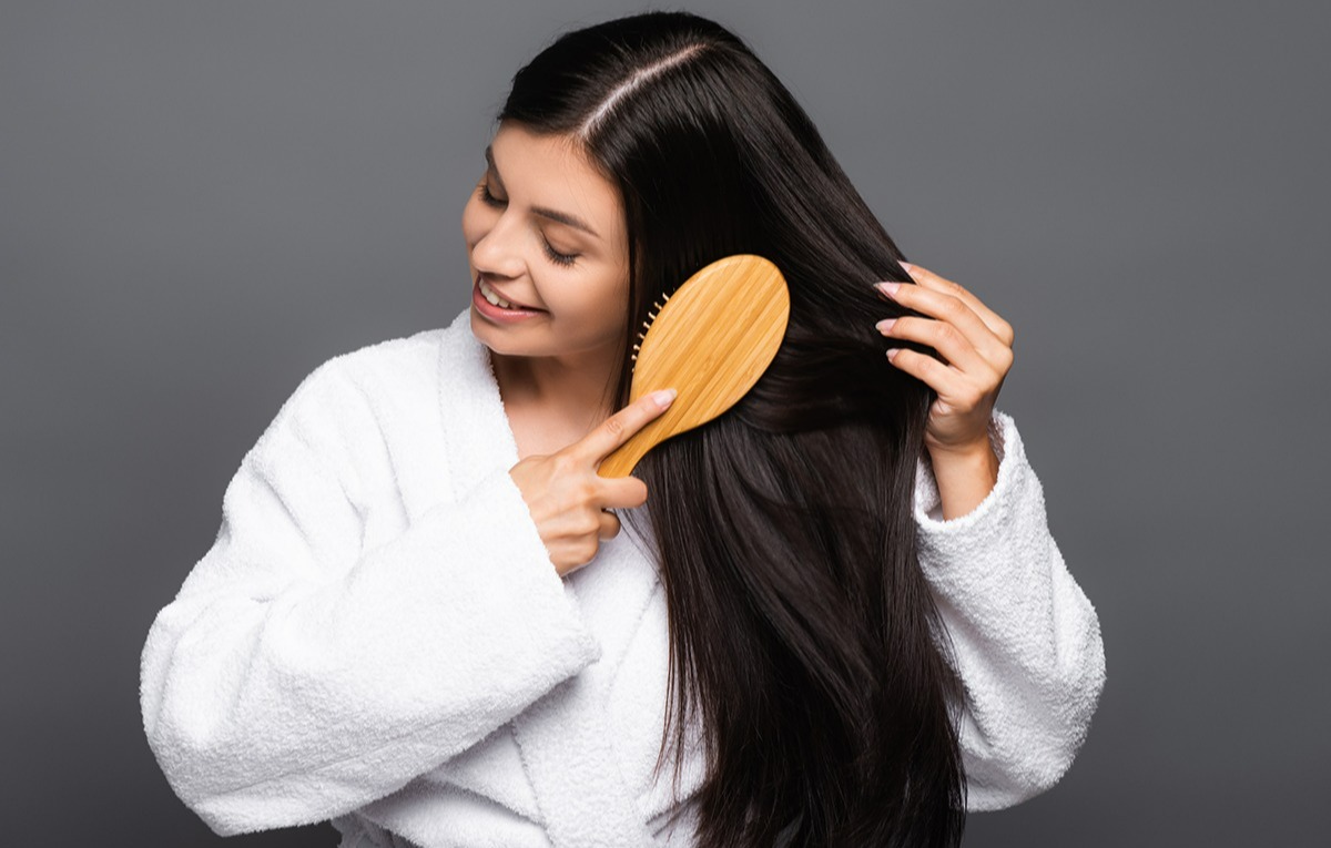 استفاده از محصولات حفاظتی مانند اسپری حرارتی و اسپری محافظ در برابر اشعه UV می‌تواند از آسیب دیدن موها جلوگیری کند