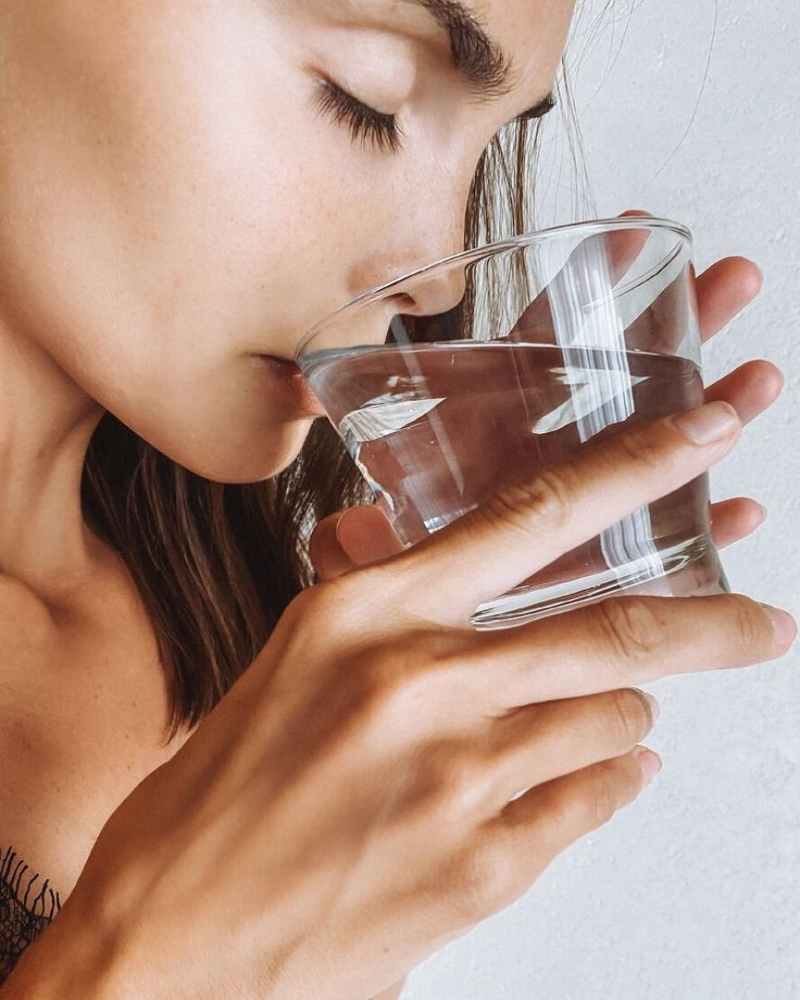 نوشیدن آب برای رفع سردرد