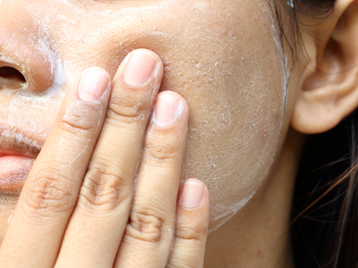 برای پاکسازی پوست، می‌توانید کینوا را به همراه آب یا روغن مایع مثل روغن زیتون مخلوط کنید