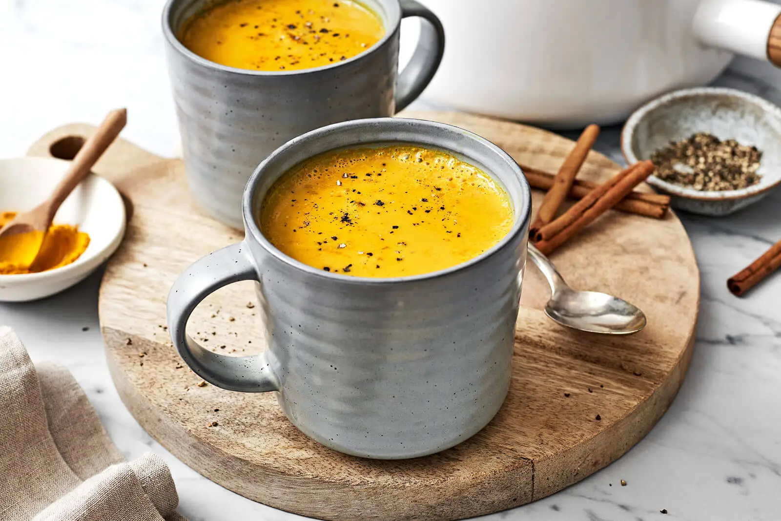 ترکیب شیر با زردچوبه و دارچین را بجوشانید و با یک قاشق عسل میل کنید.