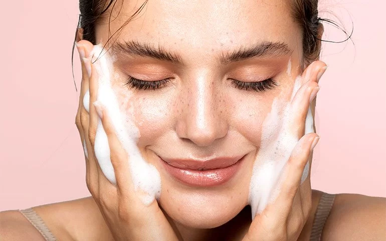 روزانه پوست خود را با یک محصول تمیز کننده مناسب بشویید.