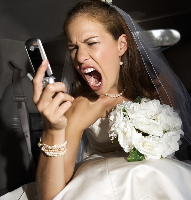بدترین اشتباهی که می توانید در عروسی بقیه مرتکب شوید سفید پوشیدن خانم ها و استفاده از تاج و لباس های شبیه لباس عروس است