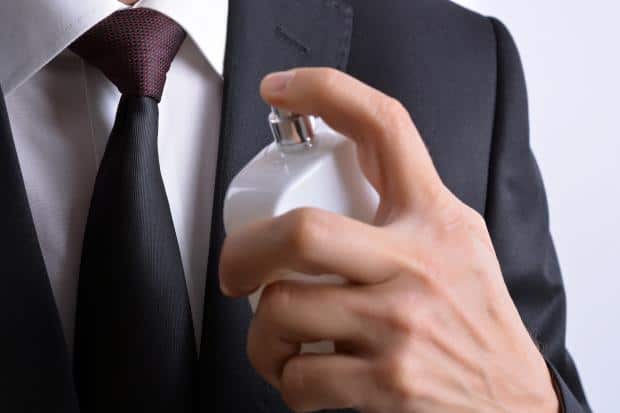 ترفندهای موثر برای پاک کردن لکه عطر از روی لباس