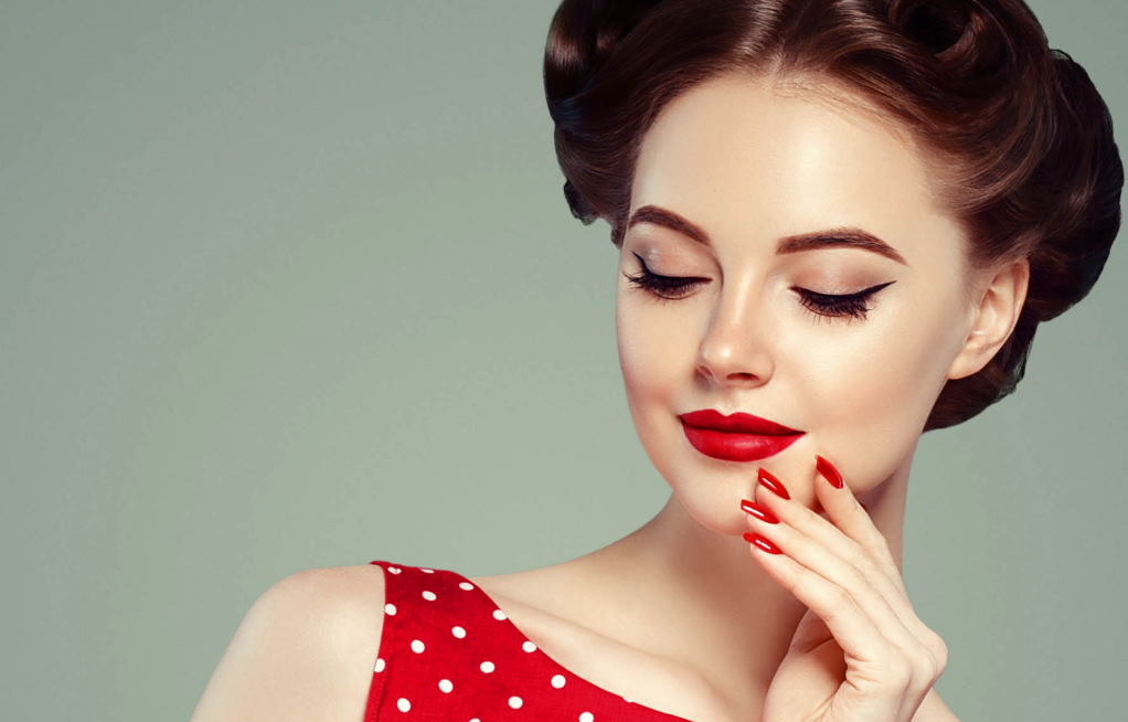 برای آرایش لب‌ها با لباس قرمز، می‌توانید از رژلب قرمز یا نود استفاده کنید.
