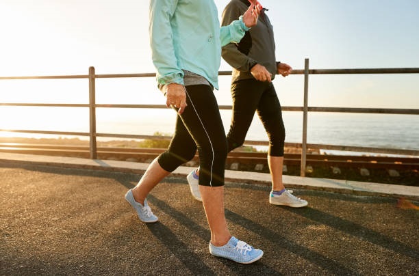 فعالیت بدنی مانند پیاده‌روی می‌تواند به افزایش ترشح هورمون‌های خوش‌بین‌کننده در بدن کمک کند.