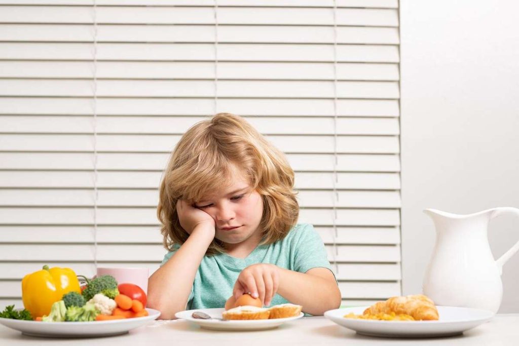 روش‌های مقابله با عادات کودکان بد غذا