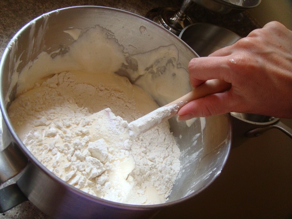 فراموش نکنید که الک کردن آرد تاثیر فراوانی در بافت لطیف و اسفنجی کیک دارد. به همین دلیل آرد و بکینگ پودر را سه مرحله الک کرده و آرام آرام به مایه کیک اضافه کنید