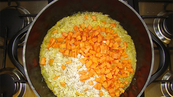 پس از غلیظ شدن سس آن را به سوپ شیر اضافه کنید. هویچ را به صورت نگینی خرد کنید و سبزی های سوپ را تمیز کرده و بشویید و ریز خرد کنید.