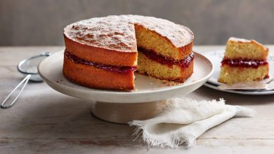 کیک اسفنجی یک کیک مناسب با بافت بسیار نرم و لطیف است. این کیک را معمولا برای کیک های تولد و خامه کشی به صورت چند لایه استفاده می‌کنند. کیک اسفنجی طرافداران زیادی دارد زیرا بافت آن سبک است و مناسب بچه ها است.