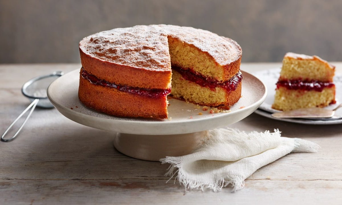 کیک اسفنجی یک کیک مناسب با بافت بسیار نرم و لطیف است. این کیک را معمولا برای کیک های تولد و خامه کشی به صورت چند لایه استفاده می‌کنند. کیک اسفنجی طرافداران زیادی دارد زیرا بافت آن سبک است و مناسب بچه ها است.