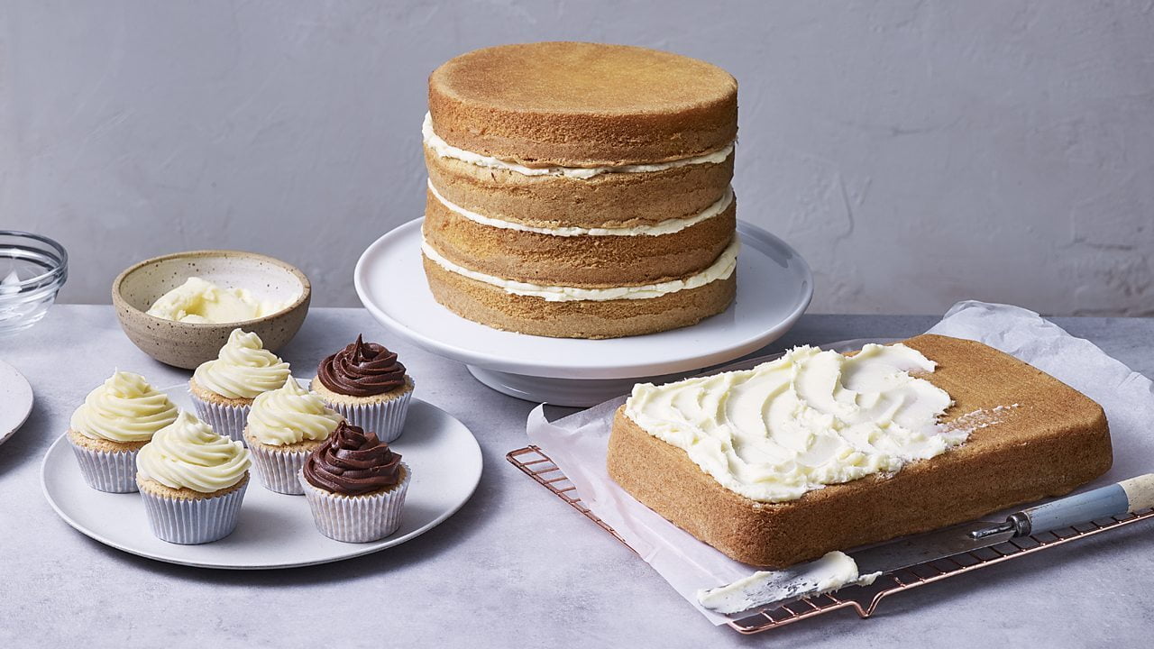کیک اسفنجی یک کیک مناسب با بافت بسیار نرم و لطیف است. این کیک را معمولا برای کیک های تولد و خامه کشی به صورت چند لایه استفاده می‌کنند