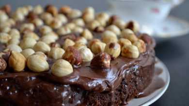 کیک شکلاتی یک کیک بسیار خوشمزه و پر طرفدار است. این کیک برای مهمانی ها و دورهمی ها یک پیشنهاد عالی به حساب می‌آید. بافت نرم و لطیف آن باعث شده که مناسب برای کودکان و تولد باشد. درست کردن این کیک بسیار راحت است و شما می‌توانید آن را در منزل و بدون استفاده از فر تهیه کنید.