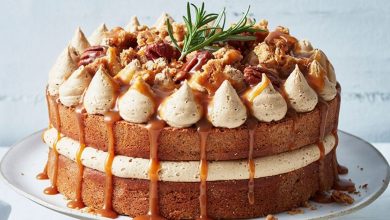 کیک کارامل یکی از کیک های خانگی است که بسیار پر طرفدار است و یک کیک بین‌المللی است که بیشتر در کافی شاپ ها سرو می‌شود. این کیک رنک ملایمی دارد و بافت و طعم آن مناسب برای سرو کردن آن با هر نوشیدنی است. این کیک خانگی روش های پخت متفاوتی دارد  اما کدام طرز پخت برای تهیه آن درخانه مناسب تر است؟