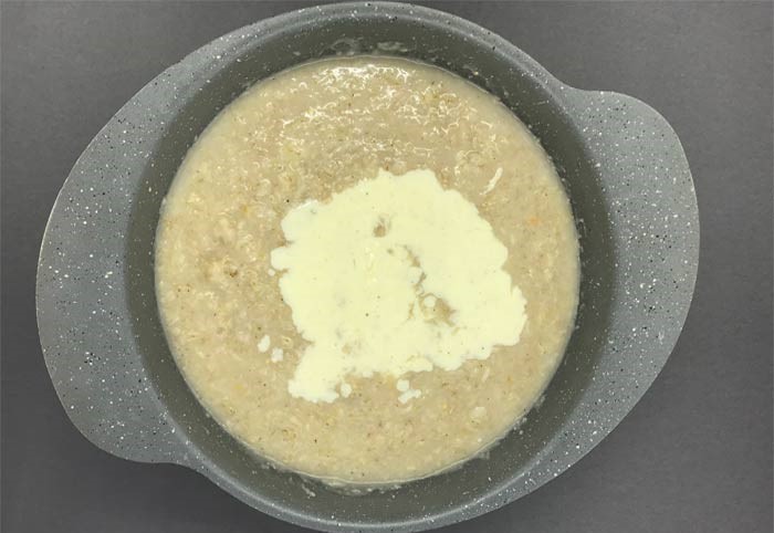 در این مرحله از پخت سوپ شیر، آب مرغی را که از قبل کنار گذاشته بودید را به مواد درون قابلمه اضافه کنید. شعله را کم کنید تا سوپ لعاب بیاندازد. سوپ شما آماده است. می توانید با جعفری و قارچ سوپ را تزئین کنید و لذت ببرید.