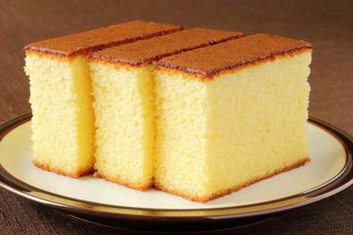 کیک اسفنجی یک کیک نرم و لطیف با پف زیاد است. این کیک به دلیل بافت و پف زیاد آن برای پایه خامه کشی استفاده می‌شود. همچنین می‌توان آن را به عنوان عصرانه و همراه چای سرو کرد. کیک اسفنجی ظاری دلنشین و زیبا دارد که می‌توان به دلخواه و با انواع روش ها ان را تزئین کرد و در تولد و مهمانی های خانگی از آن استفاده کرد. شما می‌توانید کیک اسفنجی را در خانه نیز برای عزیزانتان درست کنید.