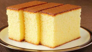 کیک اسفنجی یک کیک نرم و لطیف با پف زیاد است. این کیک به دلیل بافت و پف زیاد آن برای پایه خامه کشی استفاده می‌شود. همچنین می‌توان آن را به عنوان عصرانه و همراه چای سرو کرد. کیک اسفنجی ظاری دلنشین و زیبا دارد که می‌توان به دلخواه و با انواع روش ها ان را تزئین کرد و در تولد و مهمانی های خانگی از آن استفاده کرد. شما می‌توانید کیک اسفنجی را در خانه نیز برای عزیزانتان درست کنید.