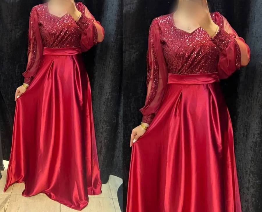 انتخاب یک لباس تماما قرمز در شب یلدا می‌تواند نگاه ها را به سمت شما جلب کند. استفاده از پارچه ساتن برای دوخت یک لبای قرمز و شیک بسیار مناسب است