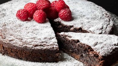 کیک شکلاتی یک کیک بسیار پرطرفدار و جهانی است که به روش های مختلف تهیه می‌شود ومعمولا به عنوان صبحانه سرو می‌شود. این کیک مناسب بچه ها بوده و برای میان وعده یک گزینه عالی به حساب می‌آید. رنگ و بافت این کیک رنگ خاصی را به میز شما می‌دهد. شما به راحتی می‌توانید این کیک را بدون فر و در خانه درست کنید.